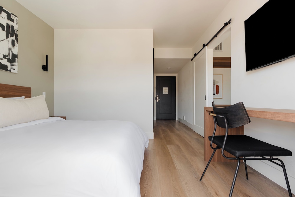 Premier Room, 1 King Bed, Accessible, Balcony - Photo 1