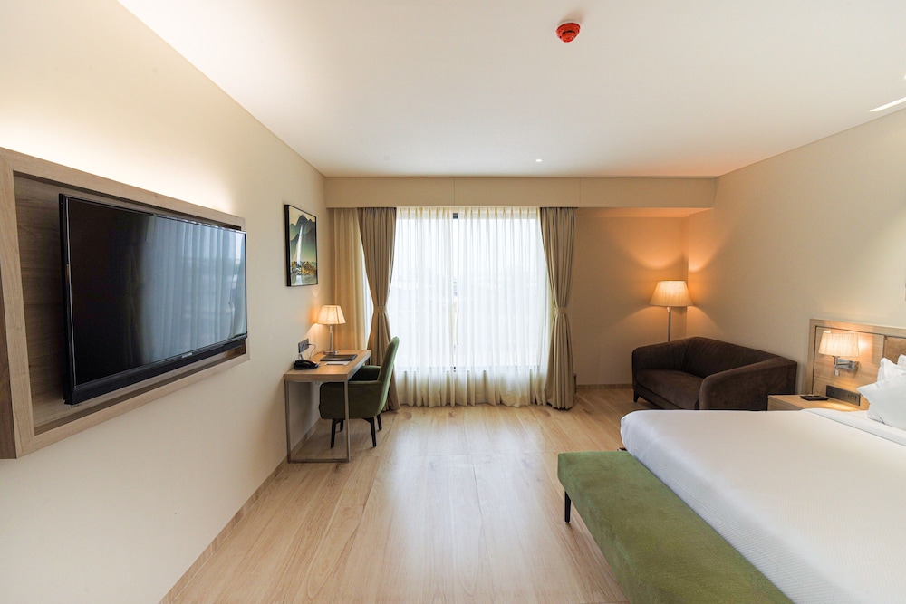 Deluxe Room with Balcony - Photo 3