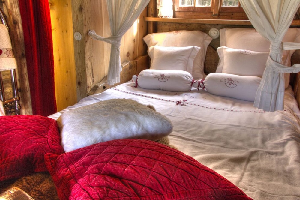 Chalet Le Clopet with Private Jacuzzi