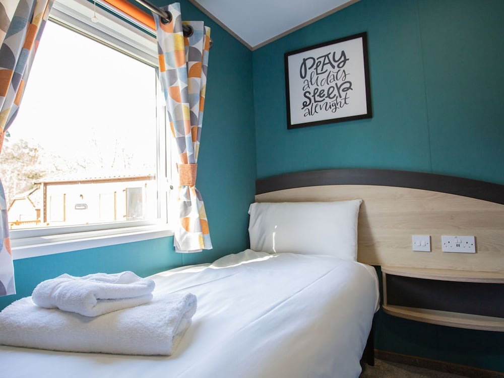 Burst of Blue 8 Berth Pet Free photo 2