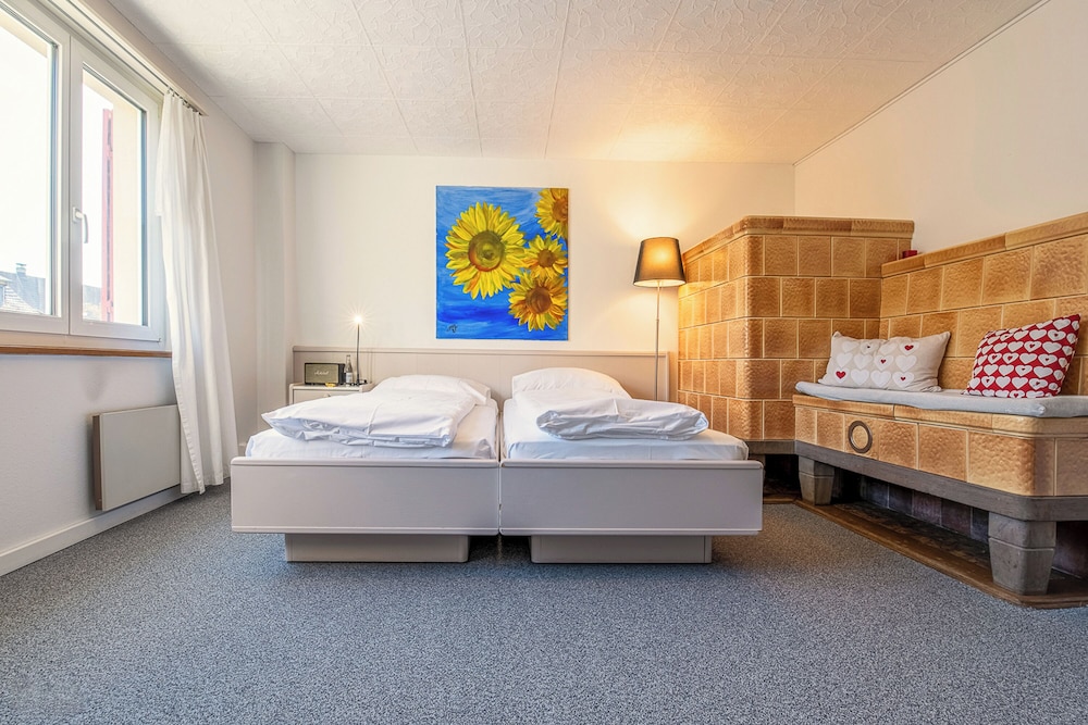 Economy Room, 1 Queen Bed - Photo 4