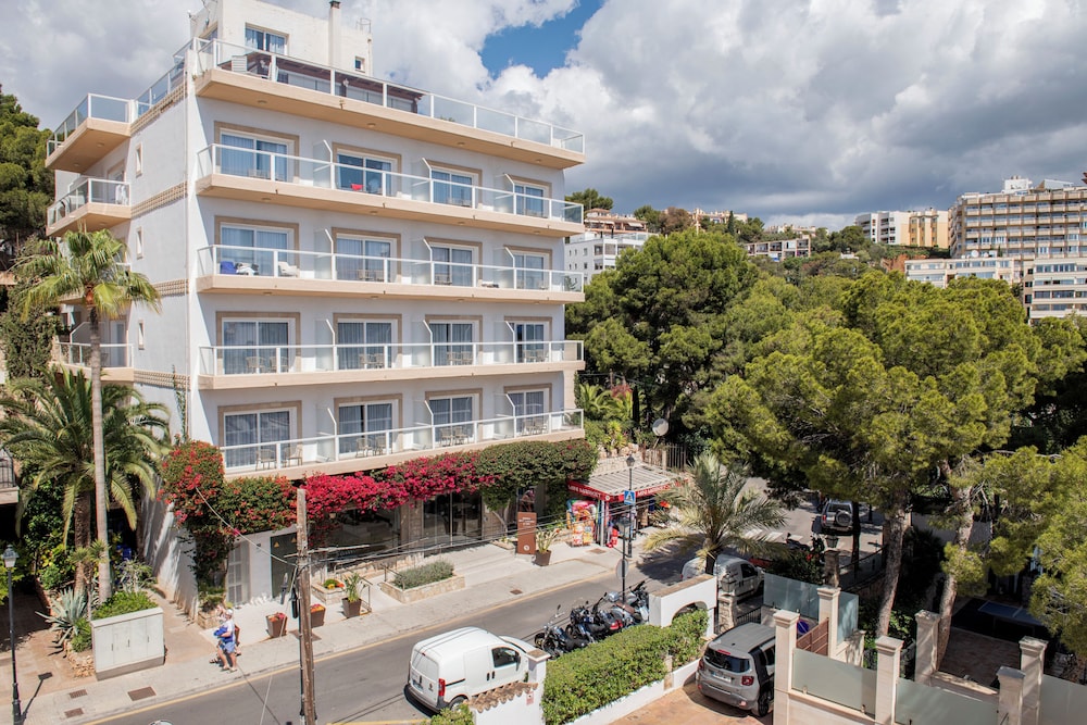 Superior Double Room, Balcony, Annex Building (2 Adults + 1 Child) thumbnail 5