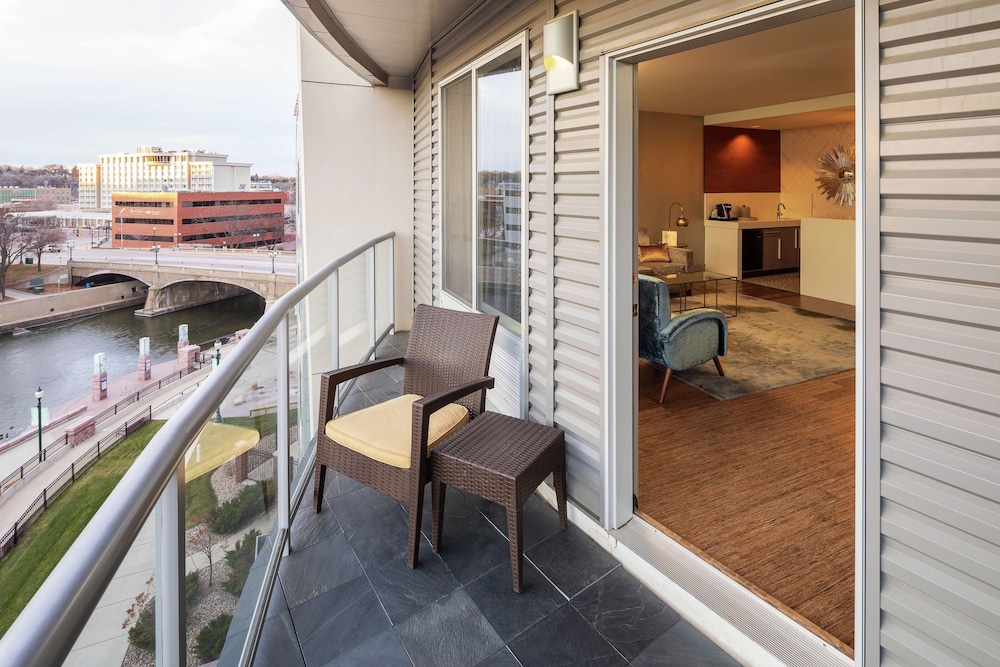 Presidential Suite, 1 King Bed, Jetted Tub (Balcony)