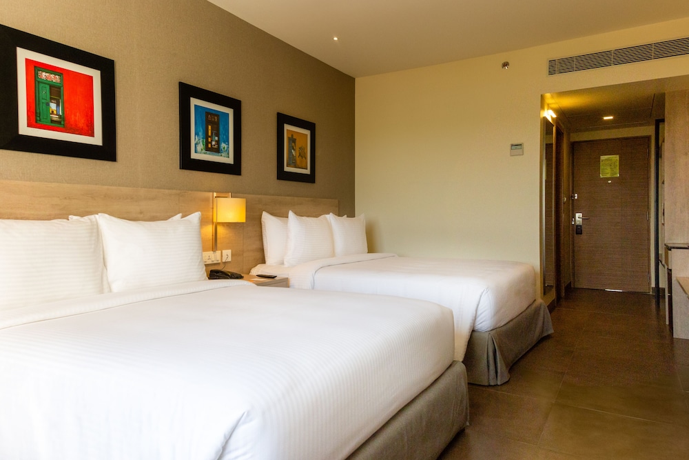 Deluxe Quadruple Room, 2 Queen Beds, Non Smoking - Photo 4