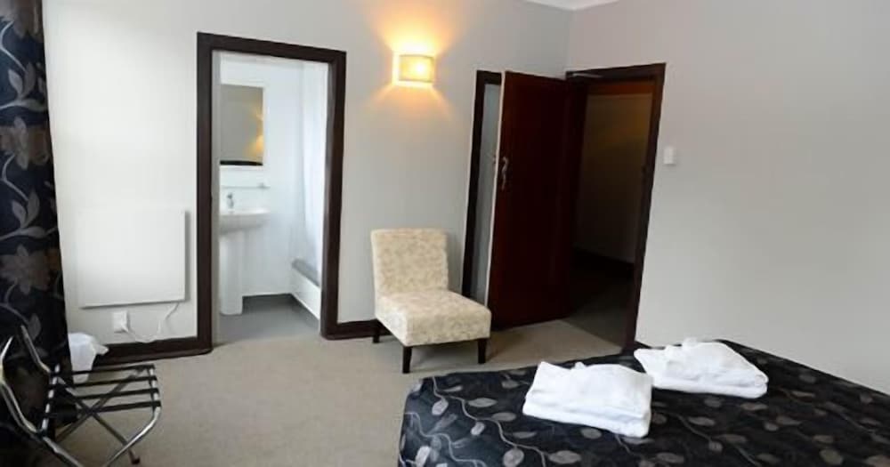 Queen with Ensuite - Room no 2,3 & 14 photo 2