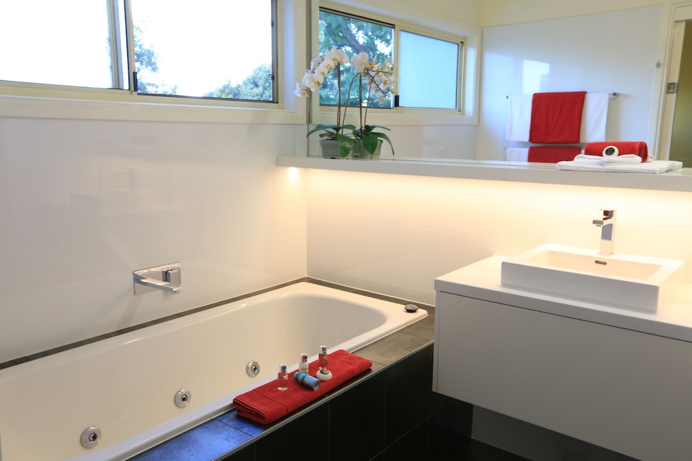 Luxury Cottage, 1 King Bed, Jetted Tub photo 3