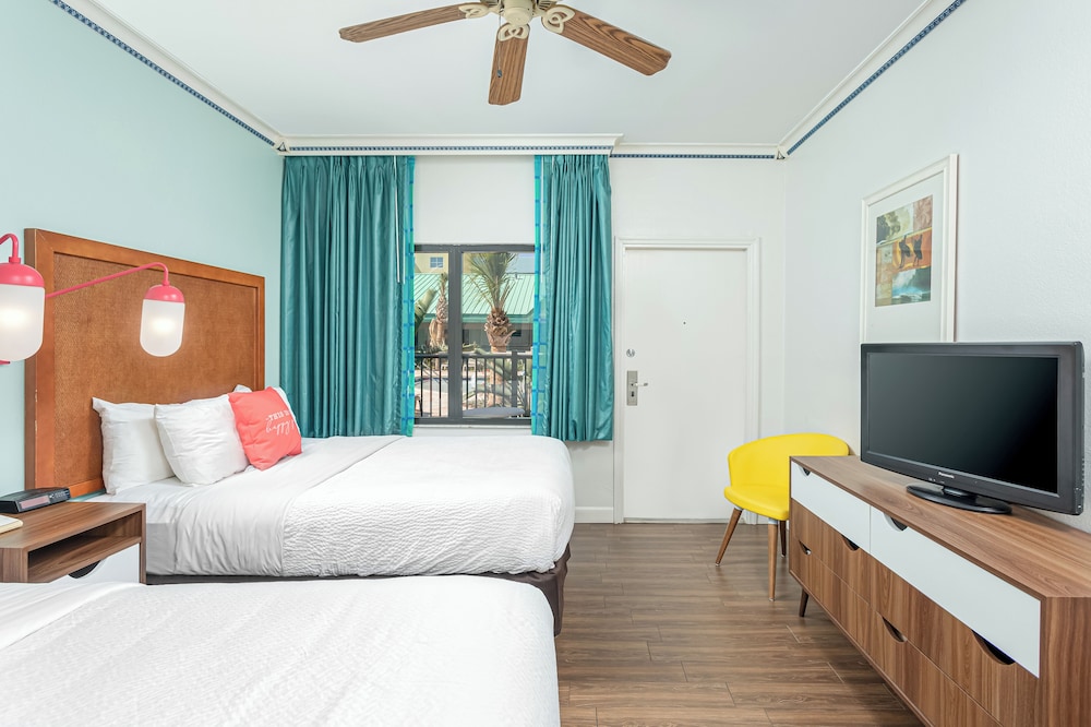 One Bedroom Queen Suite - Poolside - Photo 2