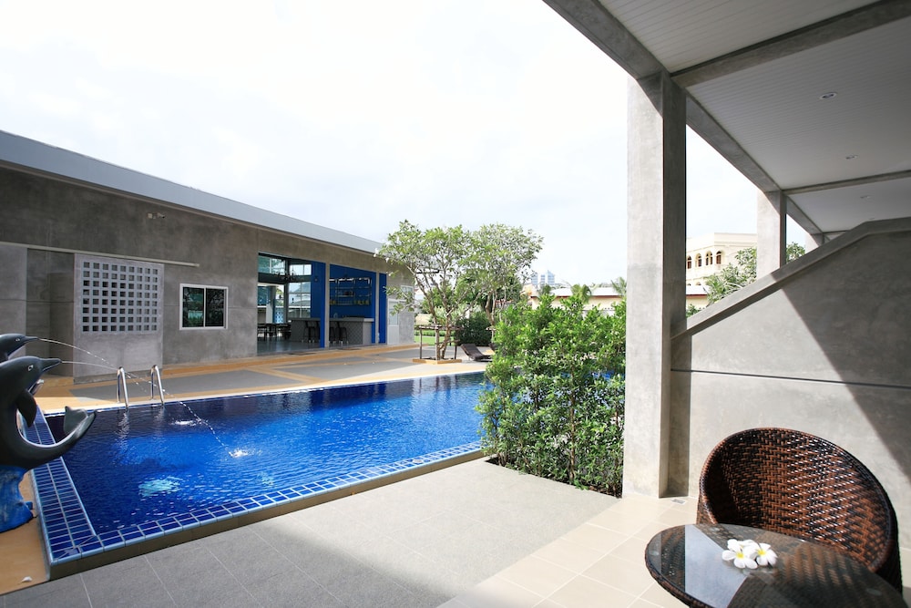 Pool Access Room - Photo 6