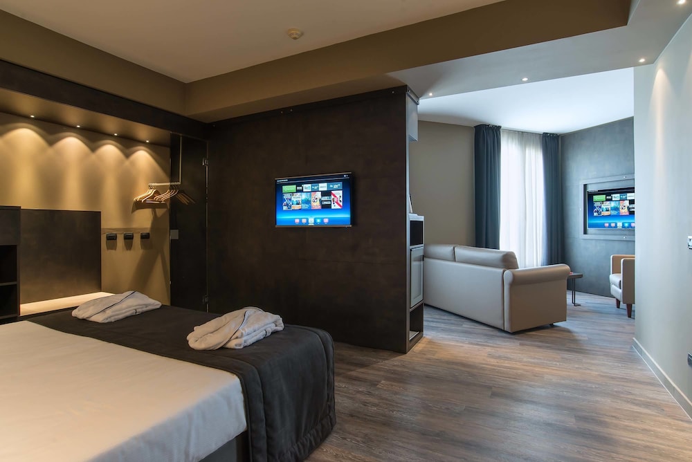 Suite, 1 King Bed With Sofa Bed photo 2