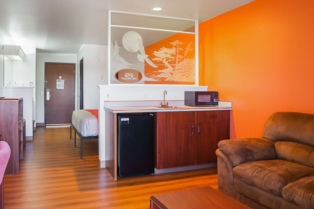 Deluxe Suite, 1 King Bed, Non Smoking, Hot Tub - Photo 3