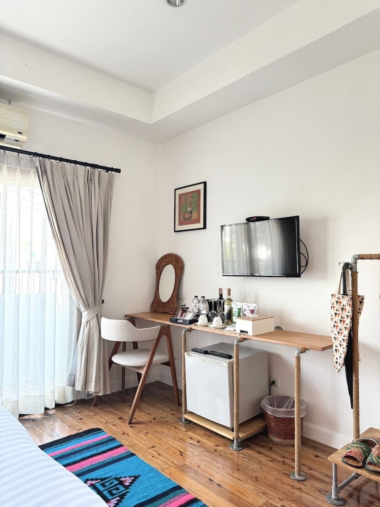 Ecomony Queen Room Only photo 3