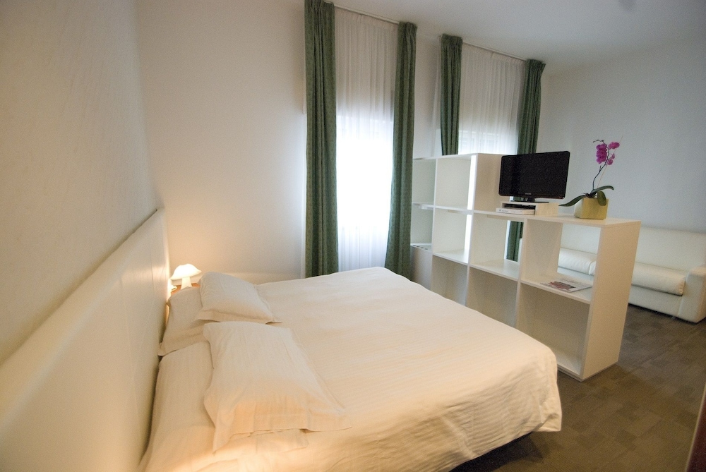 Family Room, 1 Queen Bed With Sofa Bed photo 3