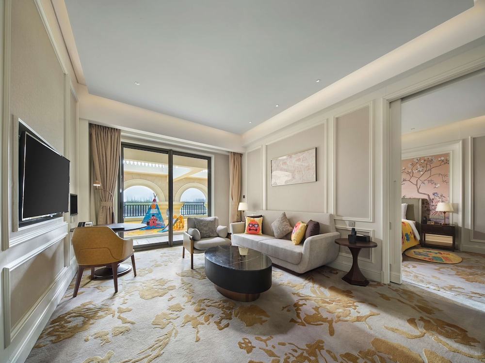 Premium Suite, 1 King Bed - Photo 3