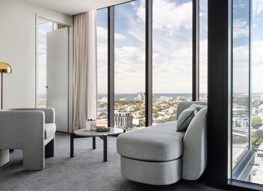 One-Bedroom Deluxe Apartment thumbnail 5
