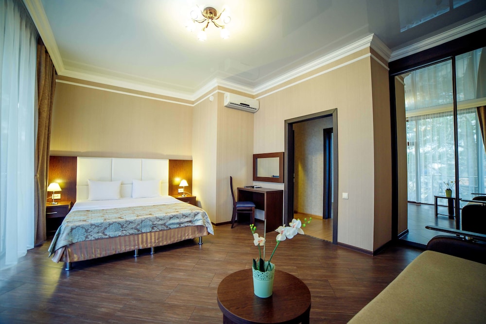 Family Studio, 1 King Bed With Sofa Bed, City View photo 3