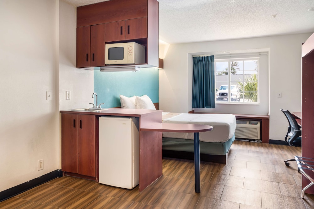 Room, 1 Queen Bed, Non Smoking, Jetted Tub