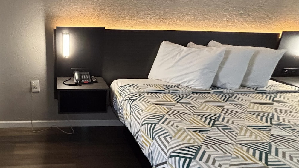 Deluxe Room, 1 King Bed, Non Smoking photo 2