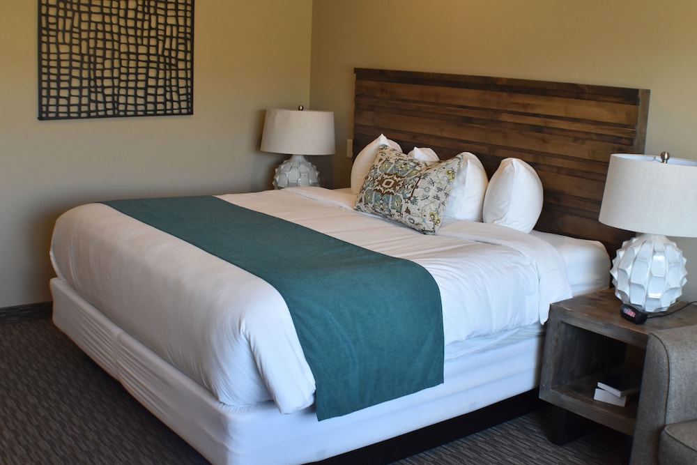 Deluxe Room, 1 King Bed with Sofa bed, Refrigerator & Microwave, Mountain View