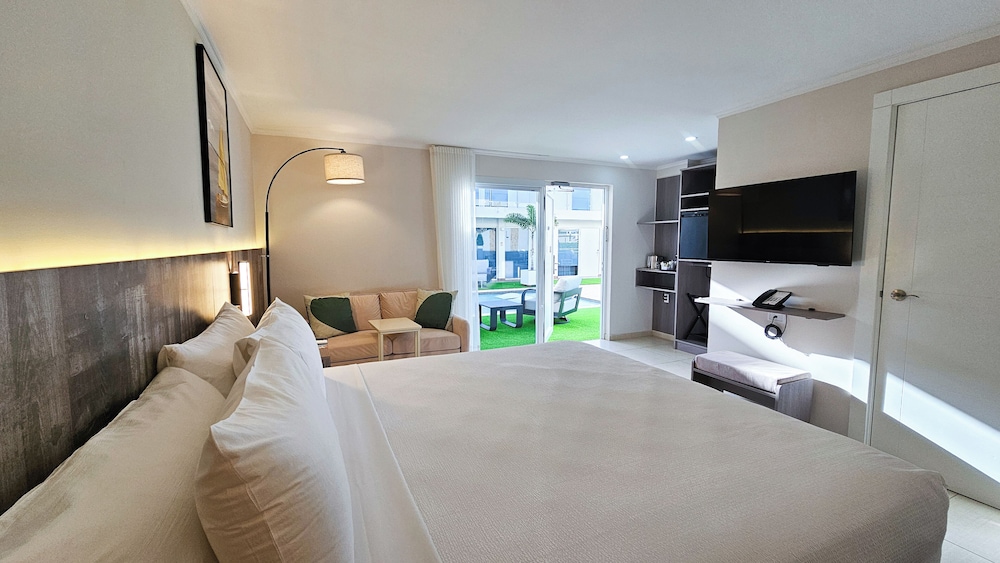 Standard Room, 1 King Bed, Non Smoking, Pool View