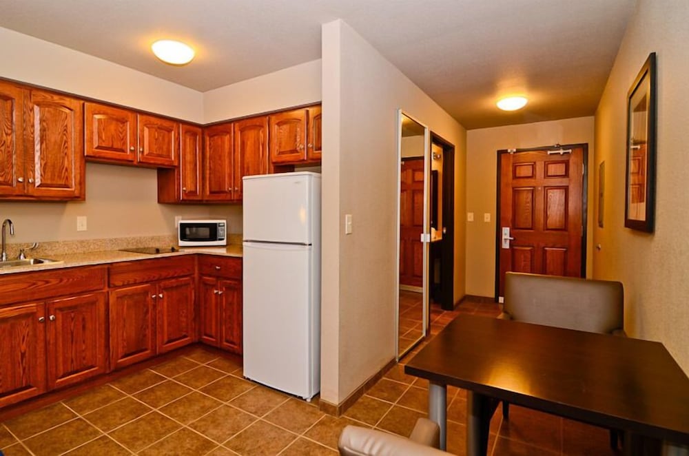 Studio, 1 King Bed, Kitchenette photo 3