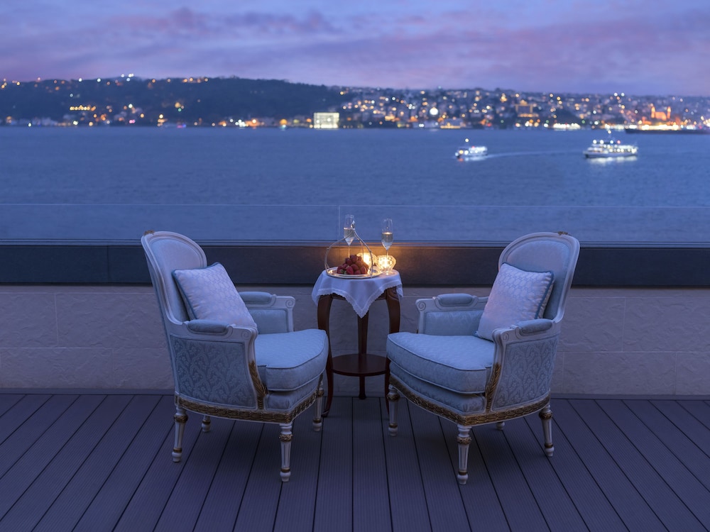 Shangri La Suite (Non Smoking)