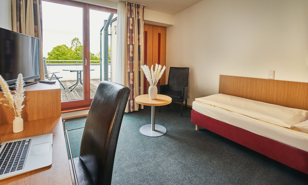 Active Single Room (700 M From Main Building)