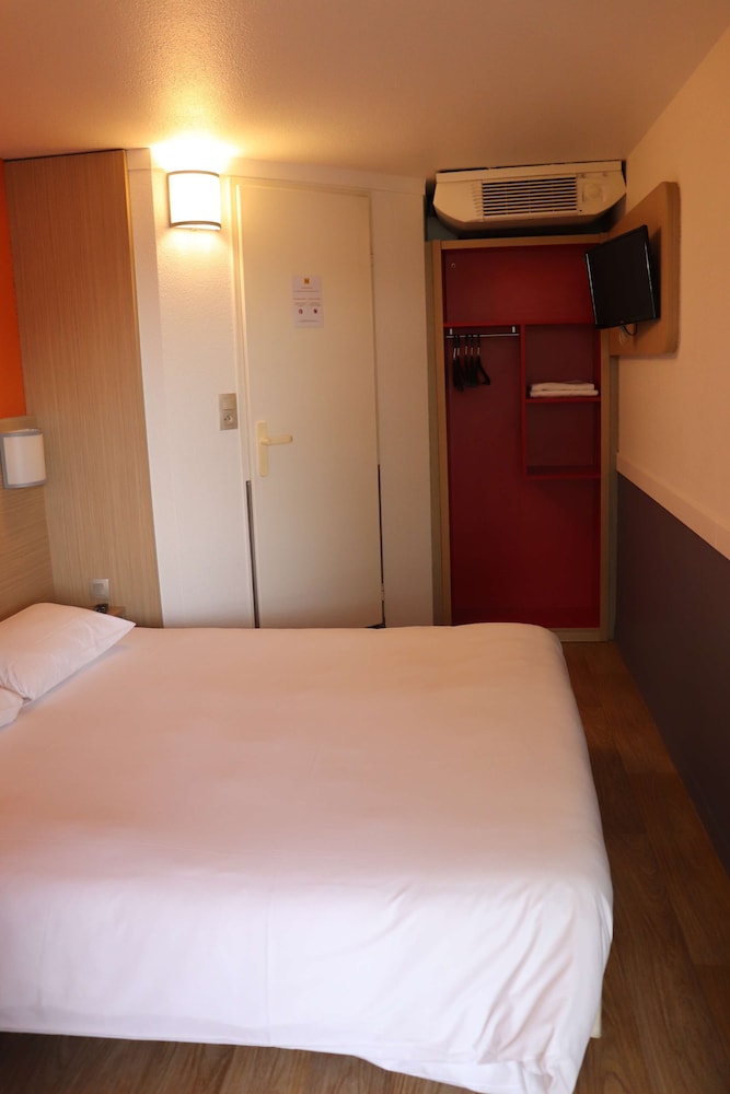 Standard Room, Multiple Beds (1 Double and 1 Single bed) - Photo 10