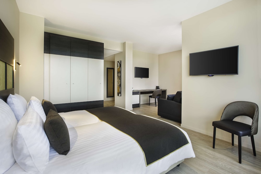Family Room, 1 Queen Bed with Sofa bed, Non Smoking photo 1