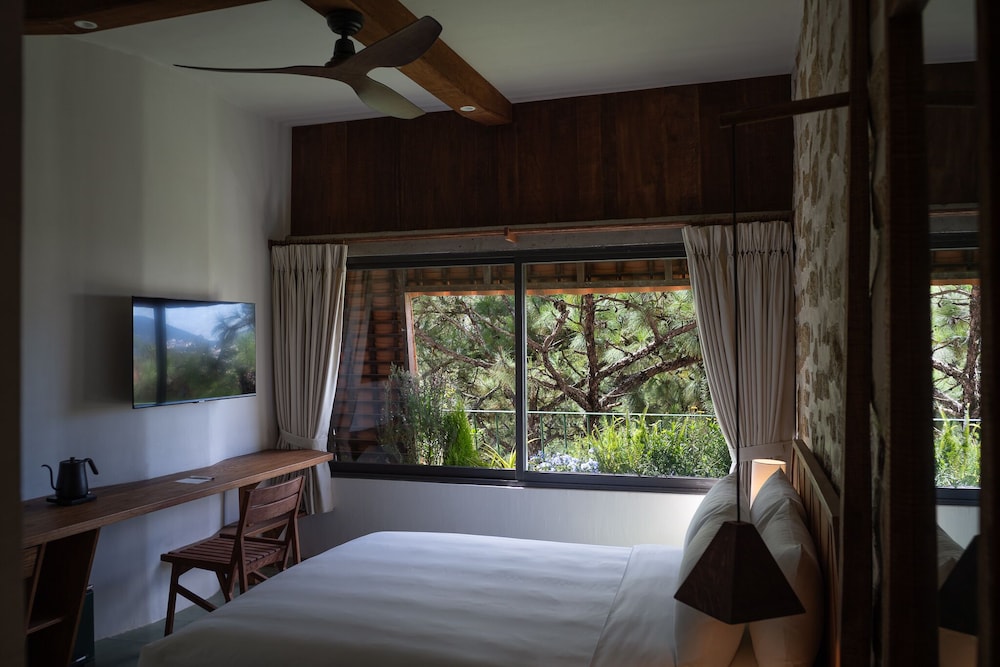 Design Double Room, 1 Queen Bed, Bathtub, Garden View photo 1