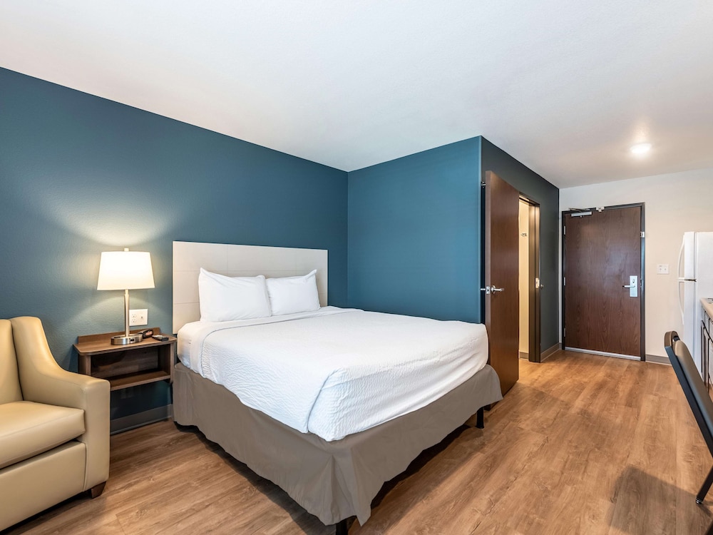 Deluxe Studio, 1 King Bed with Sofa bed, Non Smoking, Refrigerator & Microwave photo 3