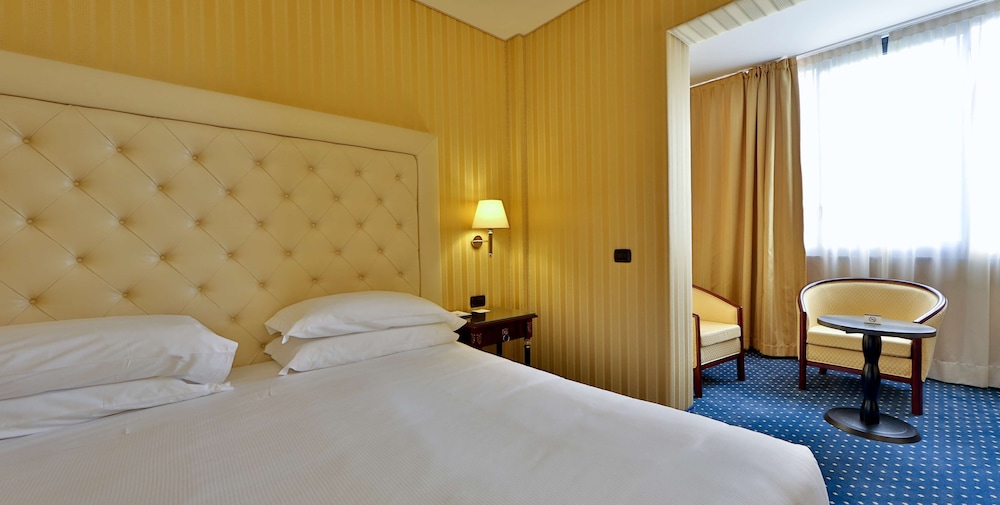 Suite, 1 King Bed, Non Smoking (Larger Room) - Photo 1