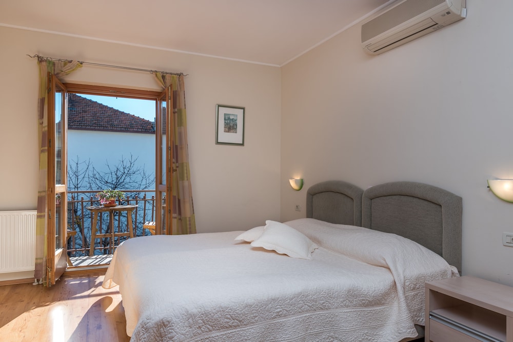 Double Room - Photo 6