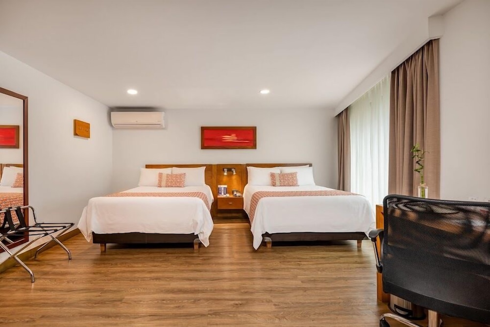 Suite, 2 Double Beds - Photo 5