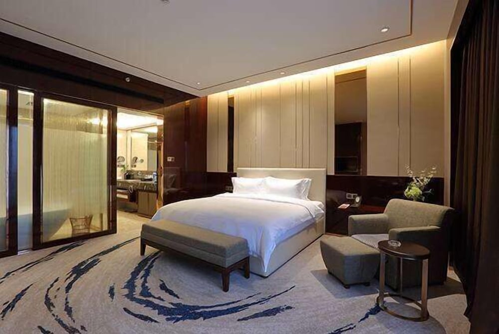 Luxury Room, 1 King Bed, Smoking