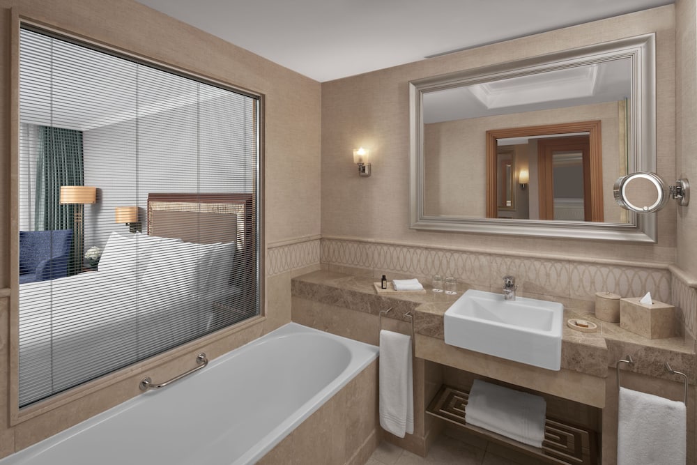 Executive Room, 1 King Bed, City View - Photo 5
