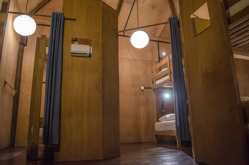 East Male only dormitory room photo 3