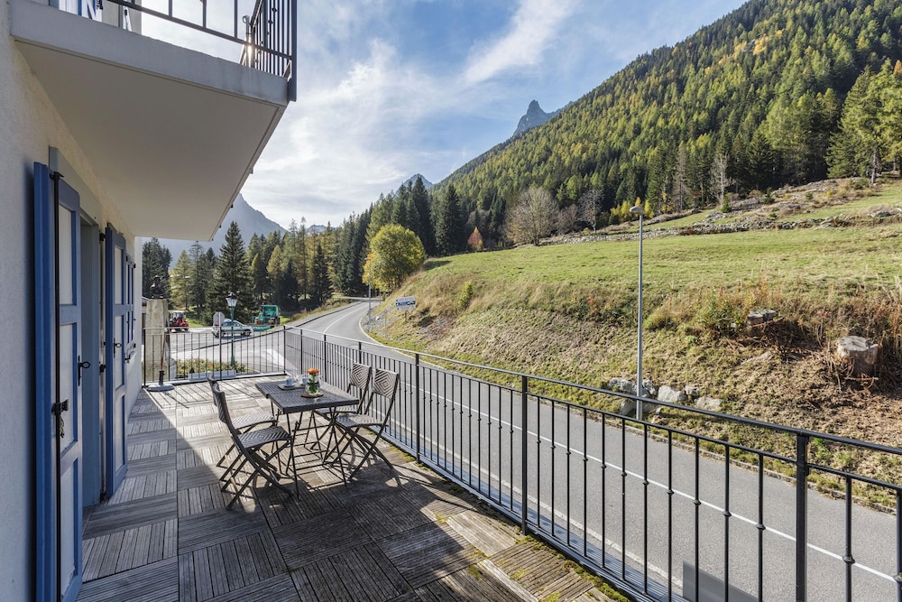 Family Apartment, Multiple Bedrooms (Vallorcine Buet 33 ski in / ski out) Family Apartment, Multiple Bedrooms (Vallorcine Buet 33 ski in / ski out)