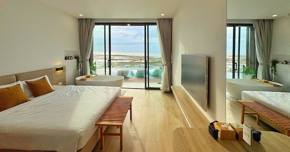Superior Double Room, 1 King Bed, Balcony, Pool View