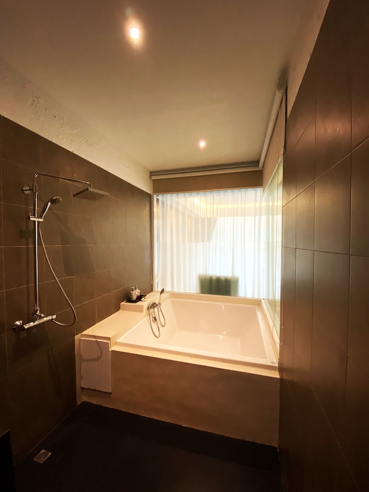 Executive Deluxe Room With Pool View - Photo 13