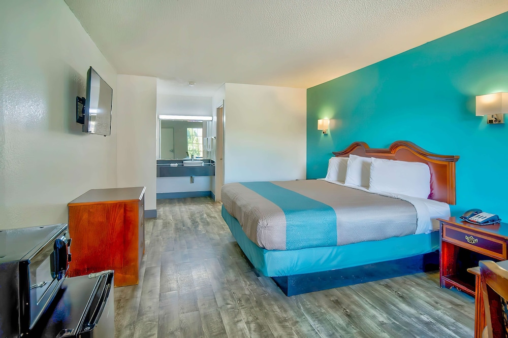 Deluxe Room, 1 King Bed, Non Smoking, Refrigerator & Microwave