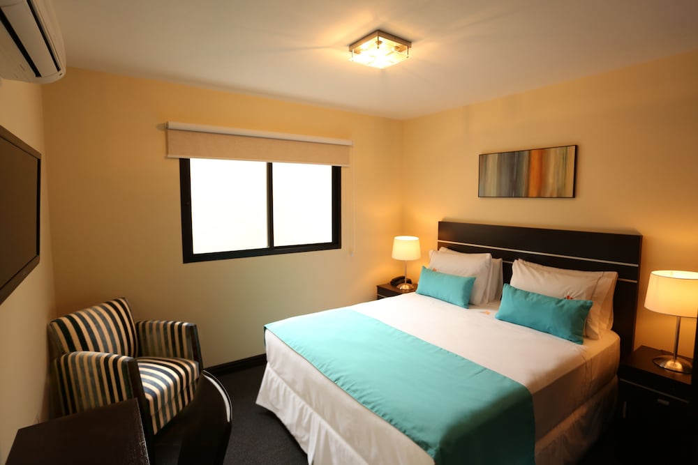 Standard Room, 1 Queen Bed photo 2