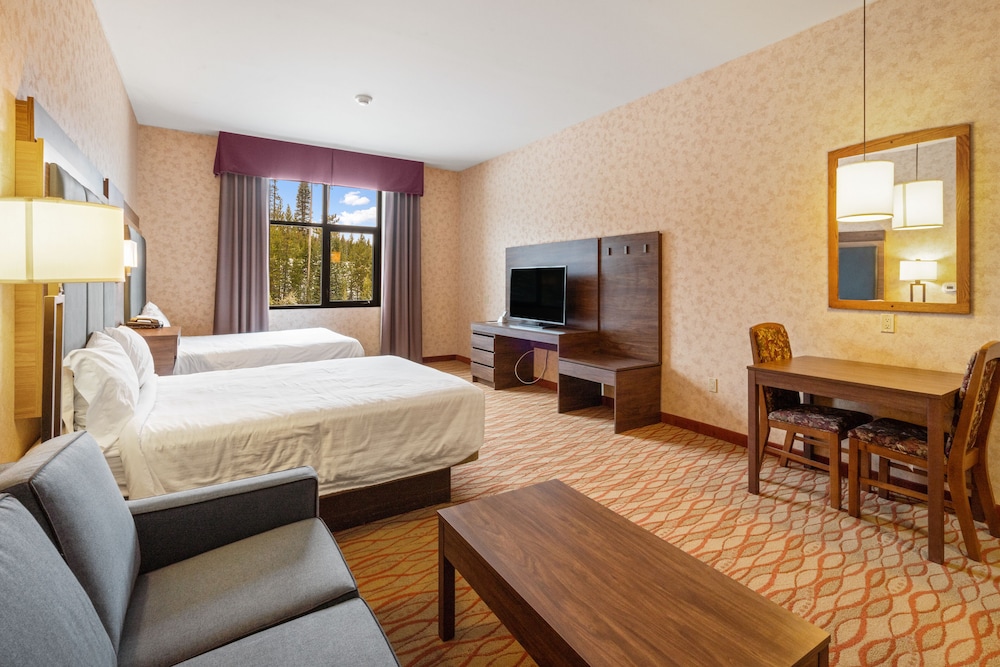 Mountain View Suite, 2 Queen Beds & Sofa Pull-Out photo 1
