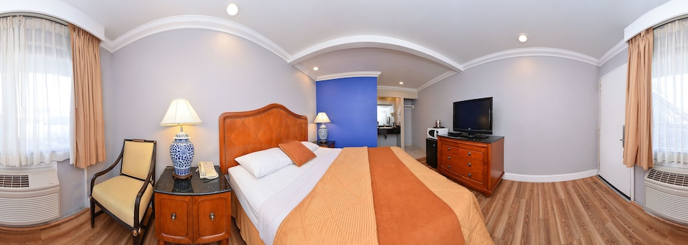 Signature Room, 1 King Bed, Refrigerator & Microwave photo 1