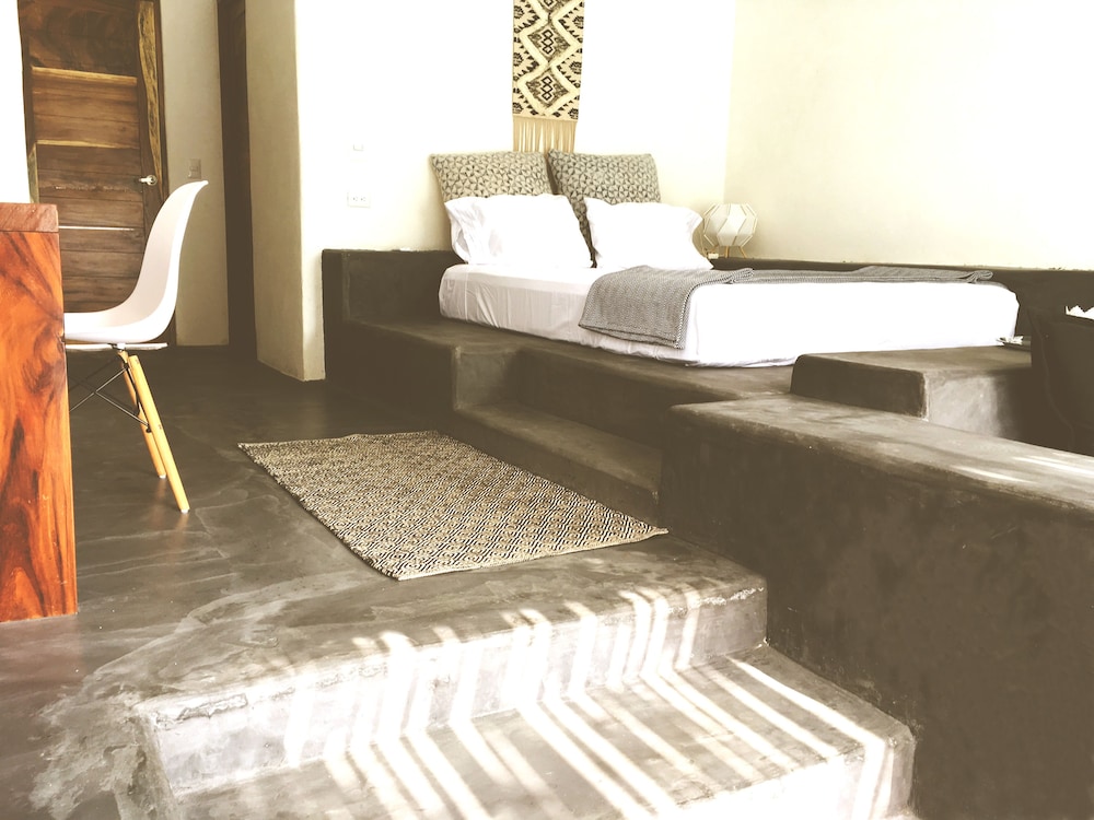 Design Suite, 1 Queen Bed, Poolside