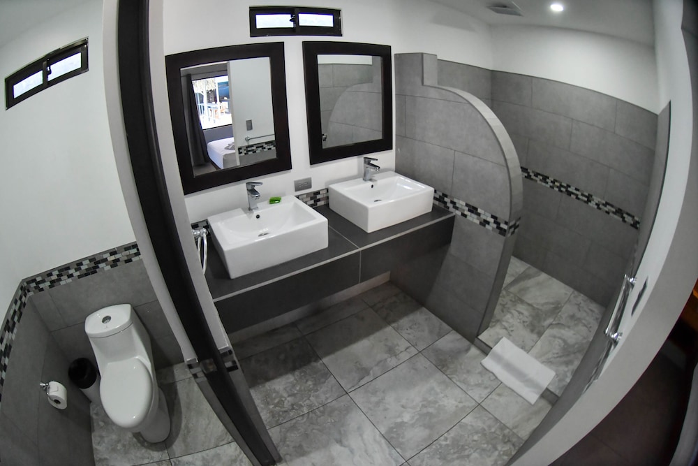 Deluxe Room, Private Bathroom, Poolside photo 3