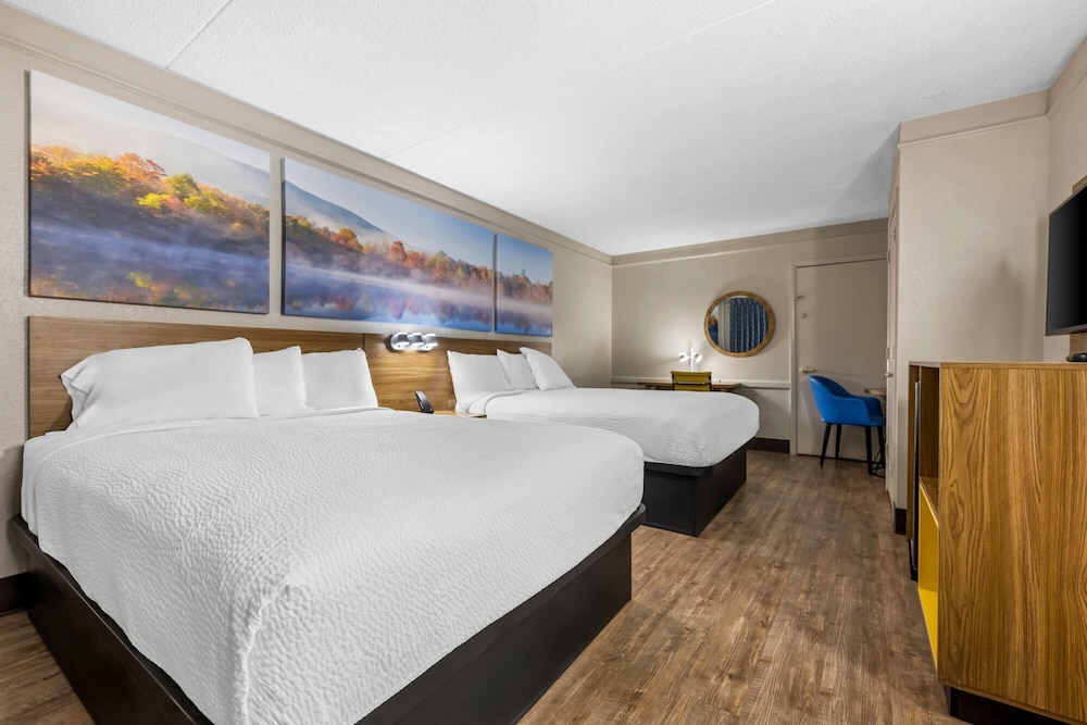 Room, 2 Queen Beds, Non Smoking - Photo 6