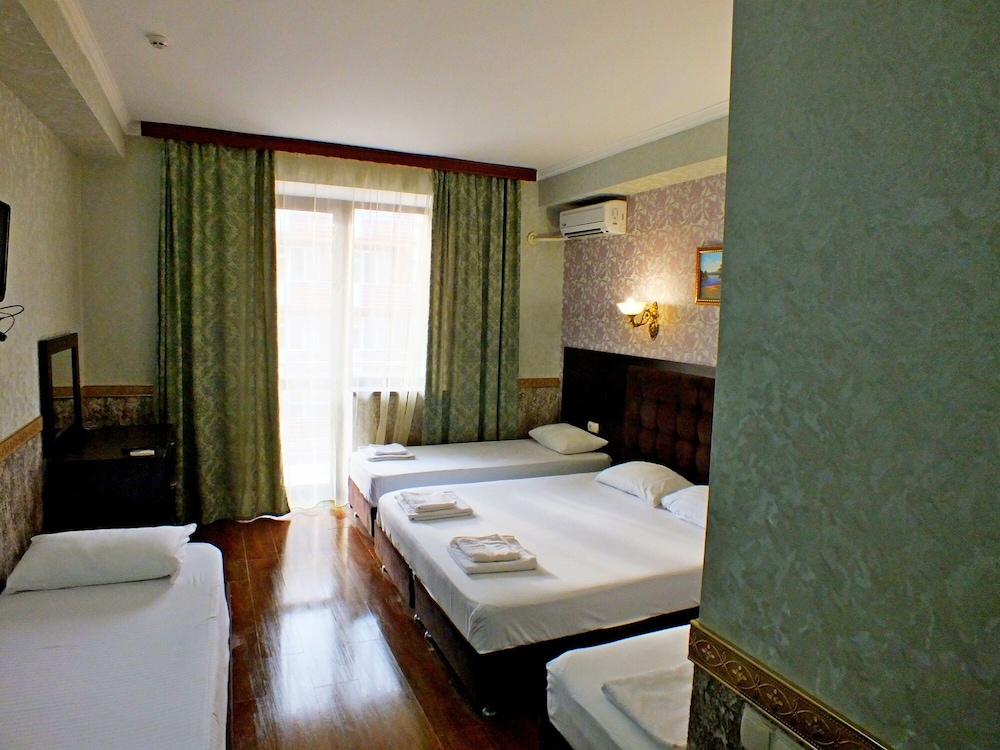 Deluxe Room (5-bed)
