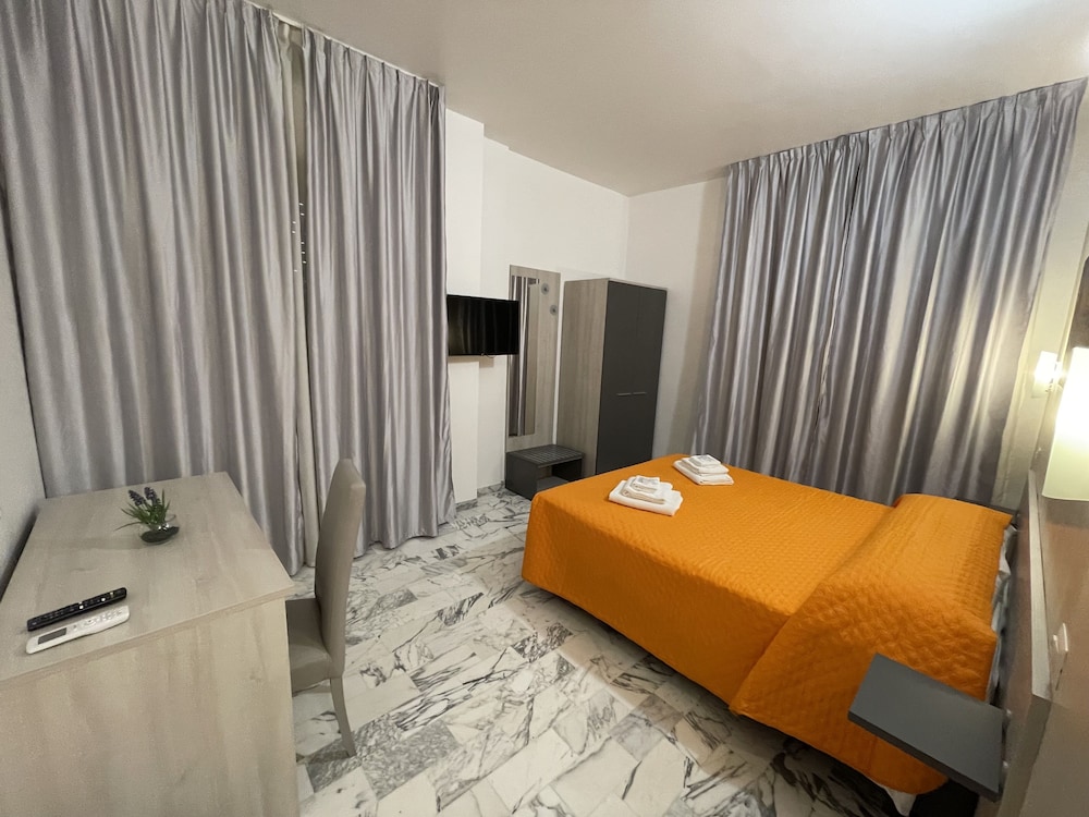 Deluxe Room, 1 Double Bed, Ensuite, City View photo 2