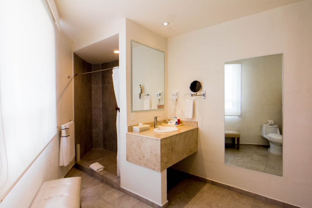 Deluxe Room, 1 King Bed photo 2