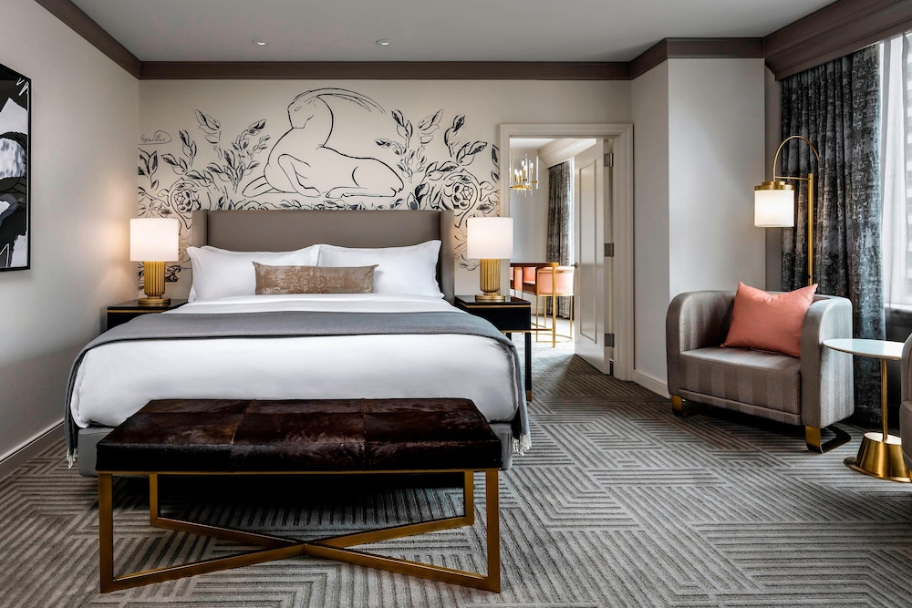 Superior Suite, 1 King Bed with Sofa bed